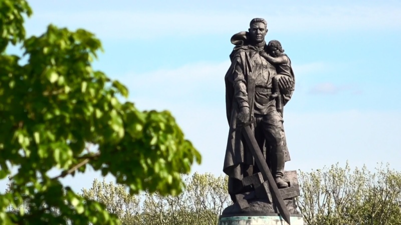 Воин освободитель серпухов. Монумент воину освободителю в Кемерово. Памятник воину освободителю в Кемерово. Воин-освободитель Трептов-парк Берлин. Кузбасс памятник воину освободителю.